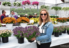 Nomi Hen of Cohen Propagation Nursery presenting Nemesia Honey Dark Purple. It is a new variety in the Nemesia series, bred by Breier, and is natural compact.